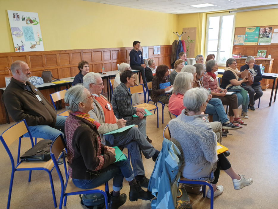 Groupe de participants concentrés très concentrés pour lire sur les lèvres de l'orthophoniste