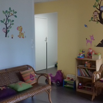 lieu d'accueil enfant parent, bébés, ateliers enfant parent, activité, rencontre, jeux, écoute, parole, discuter, échanger, parentalité, quartier nord, petite enfance, accueil, famille, futurs parents, lien enfant-parent, s'interroger, bénévolat, peinture, toboggan, bac à sable, dinette, puzzle, musique, socialisation, se rencontrer